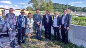 Ministrica Irena Majcen z županom, direktorjem OU ter strokovnimi sodelavci občine in Direkcije RS za vode na ogledu izvedenih protipoplavnih ukrepov ob Voglajni (vir: spletna stran ministrstva)